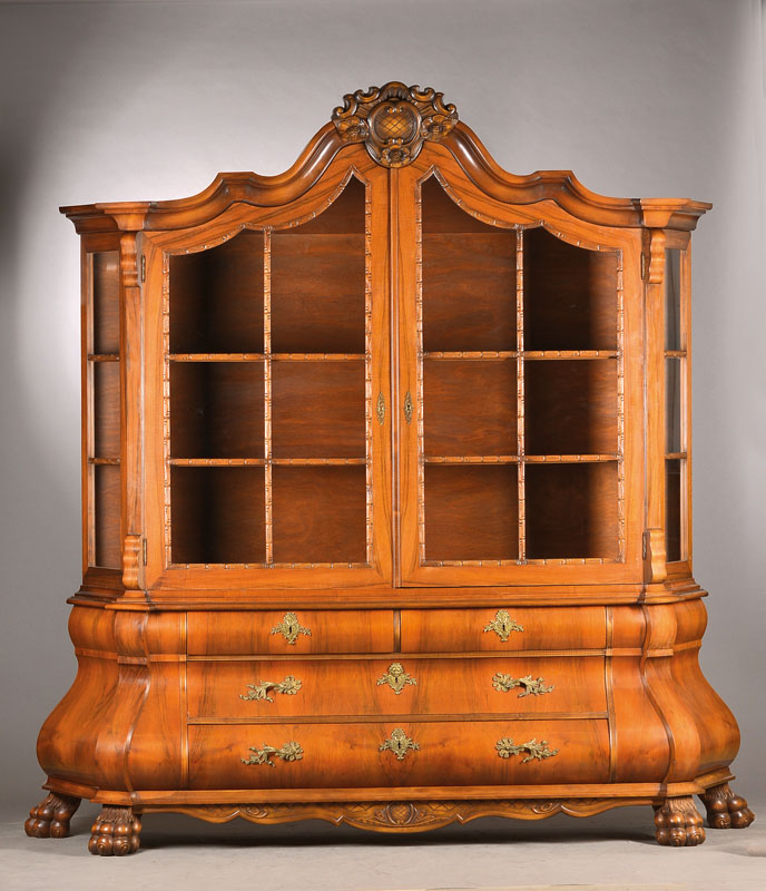 Aufsatzvitrine, nach Vorbild der holländischen Barockschränke, 60/70er Jahre, Nussbaum massiv, 2-türiger u. 3-seitig verglaster Aufsatz mit 2 frei ...