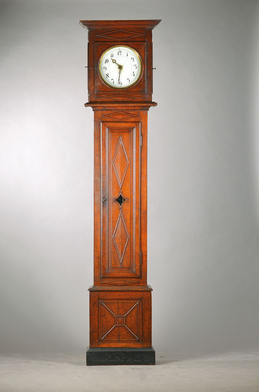 Standuhr, deutsch um 1850, Eiche lasiert, rautenförmige Schnitzarbeiten, Sockel mit Spannungsrisse, oben seitlich verglaste Türen,Glaszifferblatt ...
