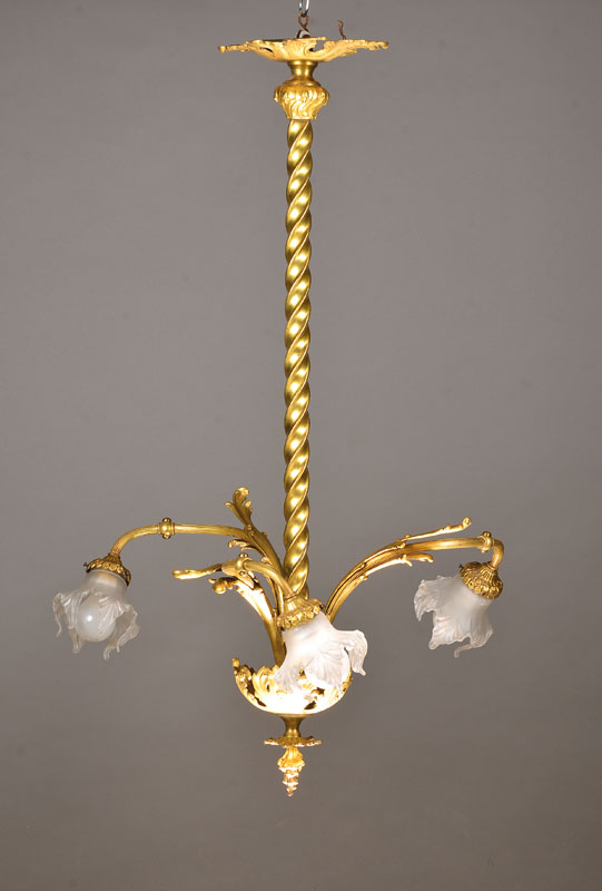 3-flammiger Deckenlüster, wohl Frankreich, um 1880/90, im Rokoko-Stil, Bronze in Akanthusblatt-Ausformung, urspr. Gaslampe, im frühen 20. Jh. ...