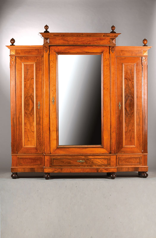 Großer Garderobenschrank, deutsch, um 1890/1900, Nussbaum- / Wurzelnussfurnier auf Eichekorpus, 3-türig, Mittelrisalit mit verspiegelter Tür u. ...