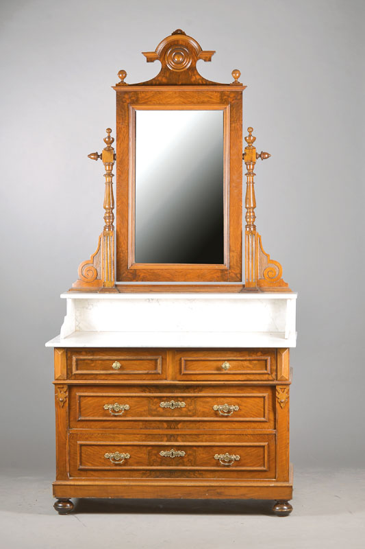Waschkommode, deutsch, um 1890/1900, Nussbaum- / Wurzelnussfurnier auf Eichekorpus, Spiegelaufsatz rhythmisch gegliedert, großzügige Marmorablage, ...