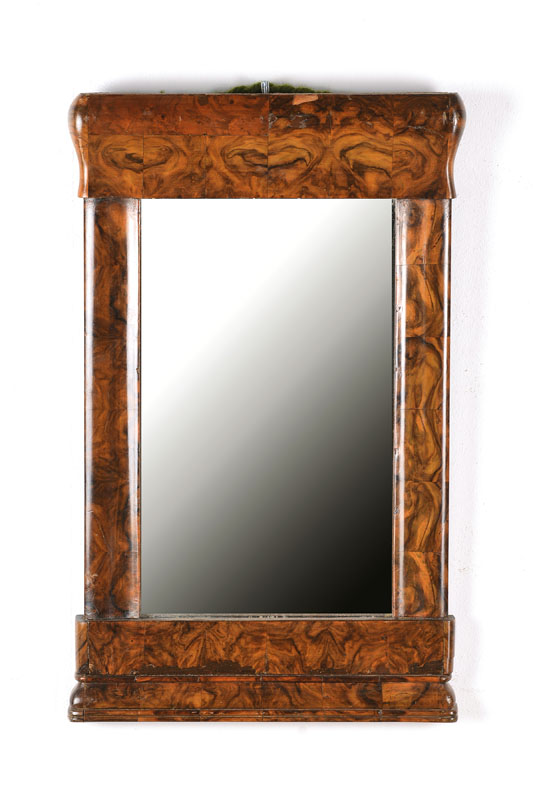 Kleiner Spätbiedermeier-Spiegel, wohl Pfalz, um 1830/40, Wurzelnussfurnier auf Weichholzrahmen, Sockel mit Lippenprofil, Kopf mit Wulst, Spiegelglas ...