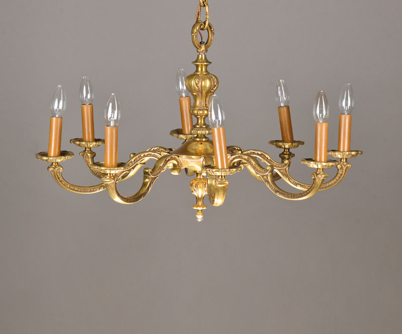 Bronzeleuchter, deutsch, 60/70er Jahre, im Rokoko-Stil, fein gearbeiteter Mittelbaluster mit Akanthusblattlappen, 8 ausgeschweifte Arme mit je einer ...