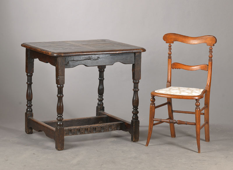 Ensemble aus 2 Windsor-Stühlen u. einem Barocktischchen, England, Windsor-Stühle um 1900, in Buche massiv, neu bezogen mit gedrechselten Beinen u. ...
