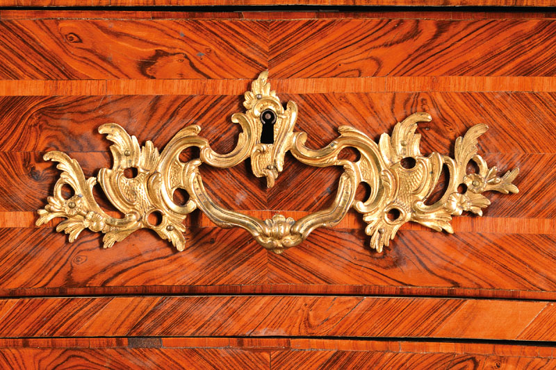 Detail a: Französische Barockkommode, gestempelt Jean-Charles Ellaume (M. 1754), Paris, um 1765, Palisanderfurnier vielfach auf Kreuzfuge verlegt, Weichholz- ...