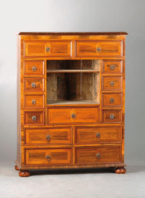 Kabinettschrank/Schubladenschrank, deutsch, Barock, in der Art von 1740, Nußbaumfurnier mit Fadenintarsien und eingelegtem Stern auf Deckel und ...