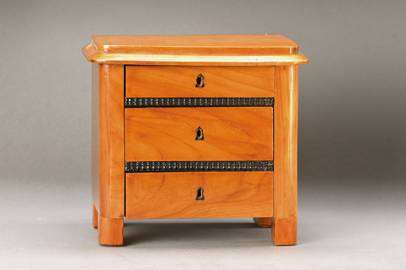 Modellkommode, Biedermeier, wohl Sachsen bzw. mitteldeutsch, um 1840, Kirschbaum massiv, z.T. Weichholz, 3-schübig, Platte mit typischem Kantprofil, ...