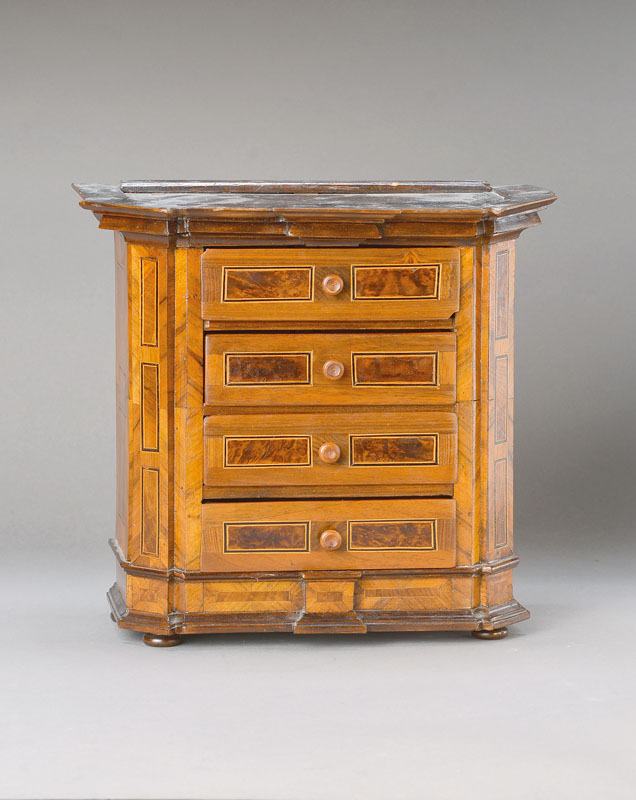Miniatur-Schränkchen, wohl süddeutsch, Raum Augsburg, um 1740, Nussbaumfurnier, Wurzelnuss-Felder sowie Ahornfilets auf Weichholzkorpus, ...