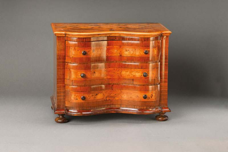 Barocke Modellkommode, wohl mittel- bis süddeutsch, um 1730/40, Nussbaumfurnier auf Weichholzkorpus, feines Bandwerk in Pflaume, Kirsch und Ahorn ...