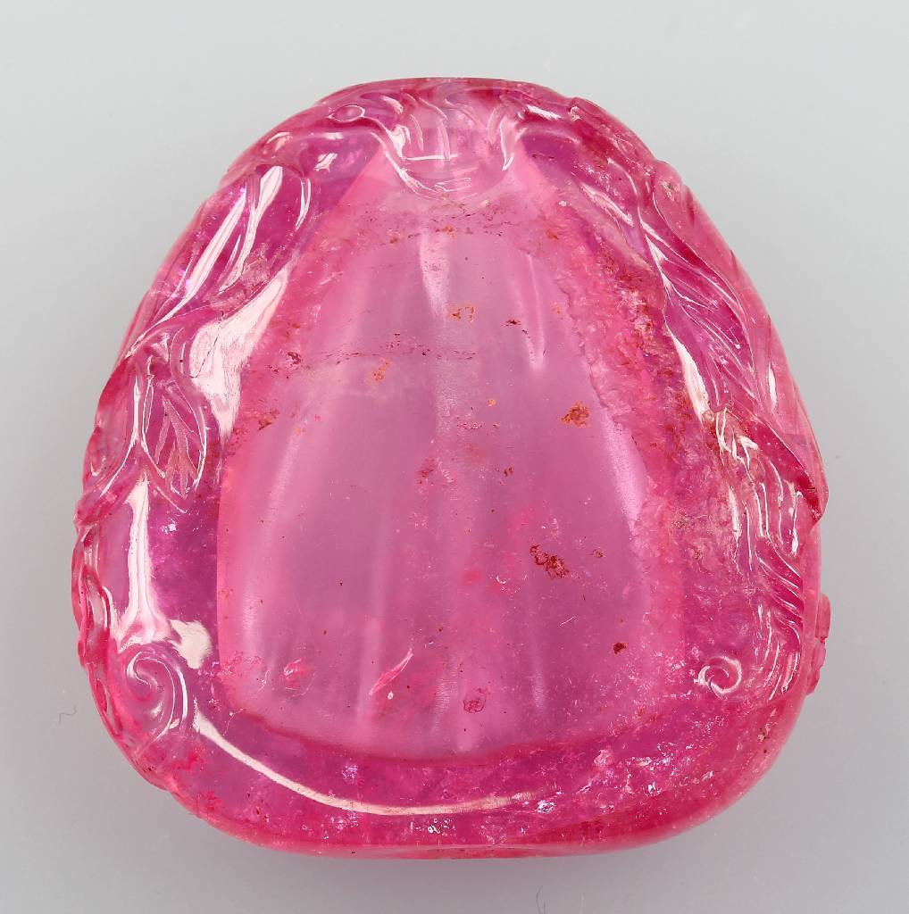 Detail b: Parfumflakon, Snuffbottle, China um 1890/1900, Flakon aus Rubellit, seitl. jeweils grav., Rocaillen- und Blätterdekor, ohne Stöpsel, ca. 4.5 x 5 cm