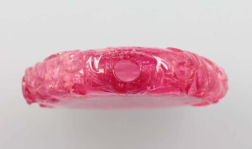 Detail c: Parfumflakon, Snuffbottle, China um 1890/1900, Flakon aus Rubellit, seitl. jeweils grav., Rocaillen- und Blätterdekor, ohne Stöpsel, ca. 4.5 x 5 cm