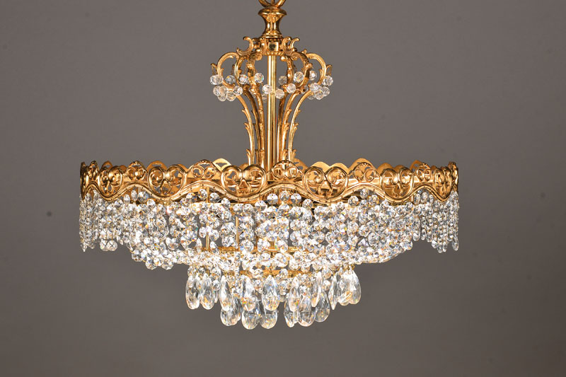 Deckenlampe, 2. Hälfe 20. Jh., 9 Brennstellen, Messing mit aufwendigem Strassgehänge, H. ca. 50 cm, D. ca. 54 cm, Elektrifizierung nicht geprüft, ...