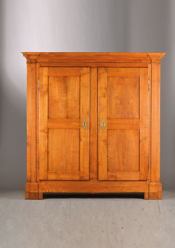 Kleiderschrank, sog. Pilasterschrank, wohl Niederrhein, um 1800, Kirschbaum massiv, seitl. Pilaster, komplett auf Rahmen gearbeitet, Innenleben mit ...