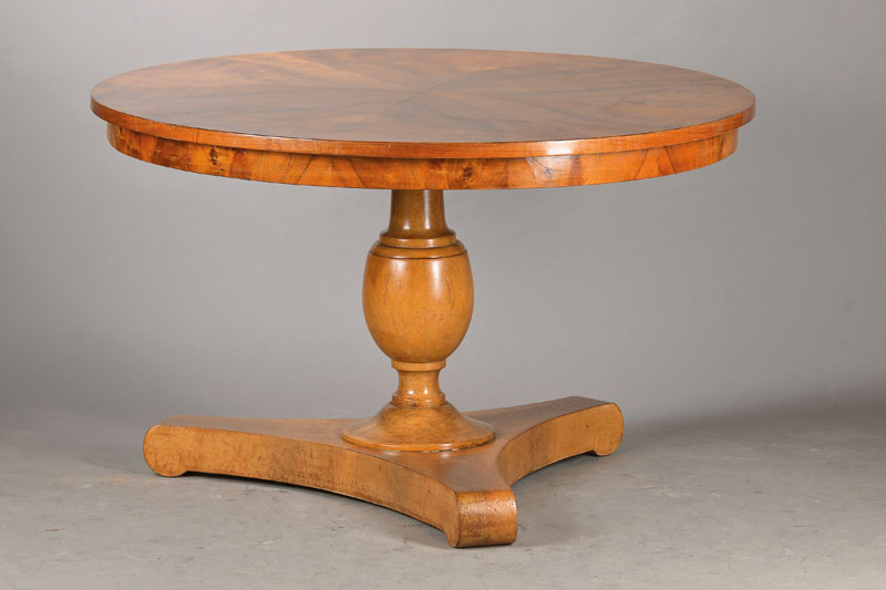 Biedermeiertisch, um 1830, Nussbaum massiv u. furniert, Balusterschaft mit 3-fach konkav eingezogener Sockelplatte, neue stilechte Platte mit radial ...