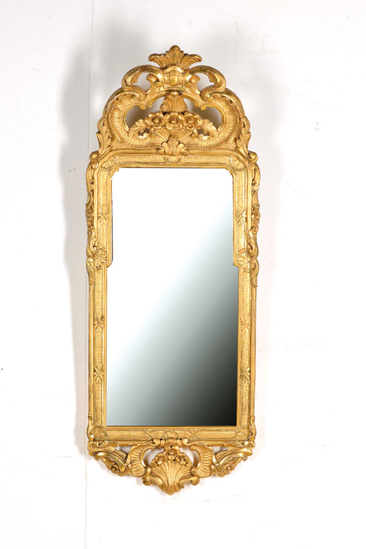 Prunkspiegel, deutsch, um 1840/50, Weichholz goldfarben gefaßt, reiche Ausarbeitung in Akanthusblatt- u. Kammmuschelornamentik, z.T. in ...