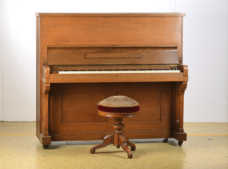 Klavier, Gebr. Glaser, Roda S.A., Eichengehäuse, bespielbar, ungeprüft, ca. 132x147x66 cm, mit Hocker H.ca. 55 cm (höhenverstellbar); Alters- und ...