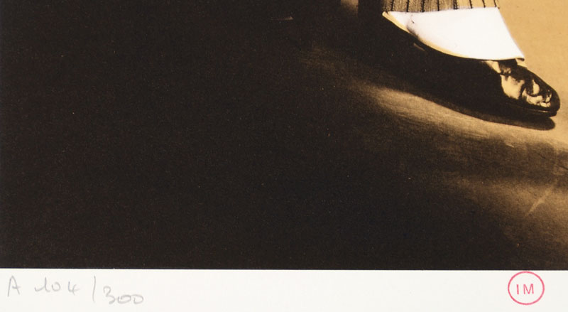 Detail b: Isabel Munoz, geb. 1951, Mappe: En Jambes, Ausgabe mit vier Fotolithographien, davon eine handsigniert und nummeriert 104/300, drei drucksigniert und ...