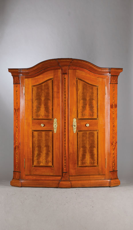 Bodenseeschrank, Bregenzer Wald, dat. 1835, Kirschbaum massiv, geschweifter Giebel, Front l. gebogen, 2 seitl. u. mittlerer Risalit mit profilierten ...