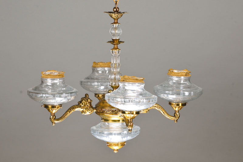 Deckenlampe, um 1915, 4-flammig, Lampenform aus getriebenem Messing, gebauchte farblos optisch geschliffene Glaseinsätze, insg. 5-lichtig, 1 ...
