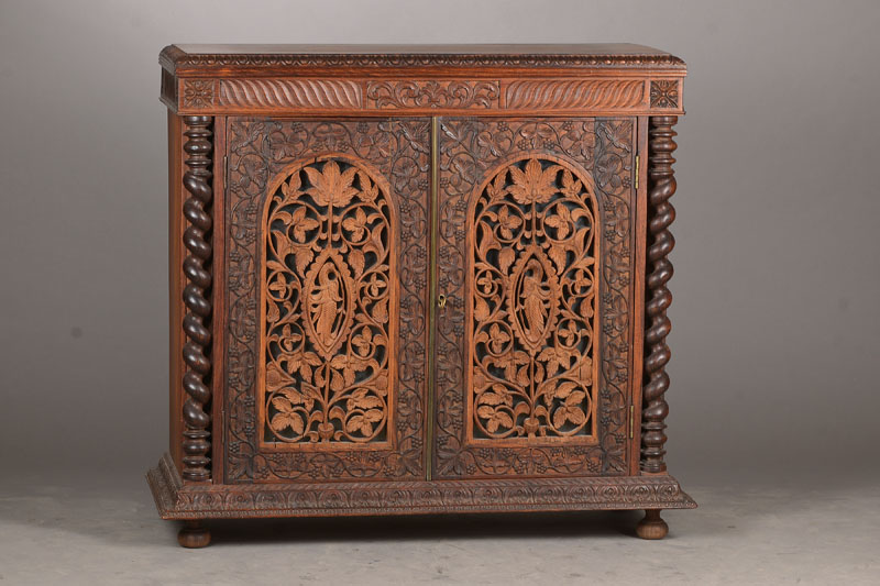 Halbschrank, wohl Indien, Madura, frühes 20.Jh., Palisander massiv, 2-türig mit Kartuschen in Durchbrucharbeit vor Glas, seitl. gewundene ...