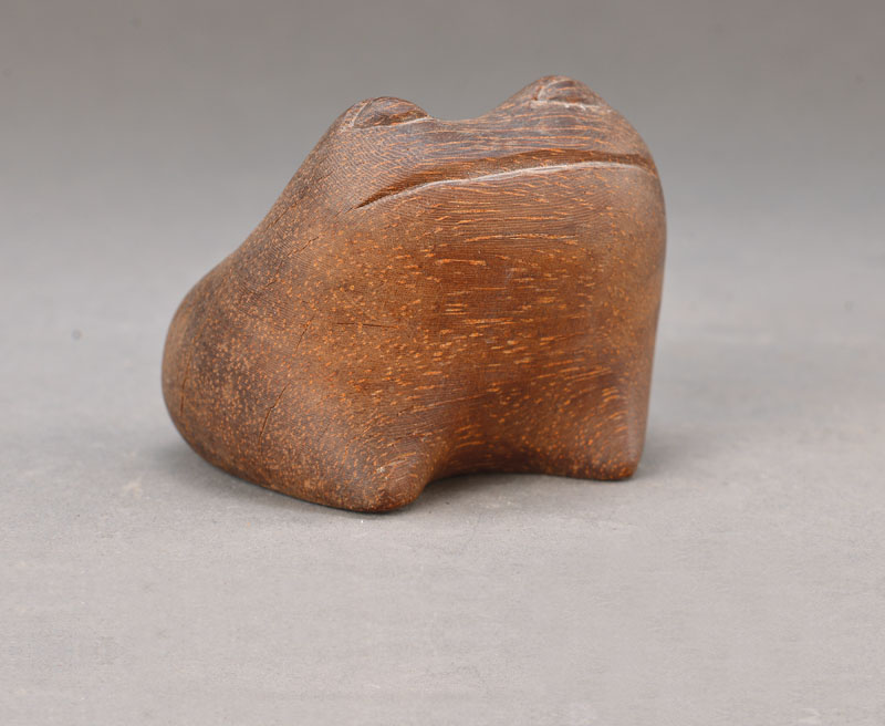 Ruth Maria Linde-Heiliger, 1916 - 1996, Frosch, Skulptur aus Treibholz, monogrammiert, H. ca. 7.5, L. ca. 9 cm