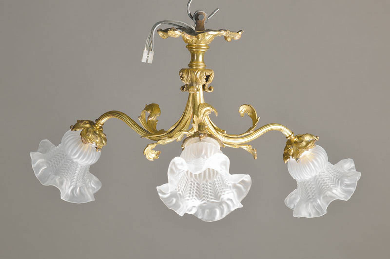 Deckenlampe, Frankreich, um 1900, Gelbgußmonturen mit Rocaillendekor, drei Brennstellen mit mattierten und reliefierten Preßglasschirmen, Elektr. ...