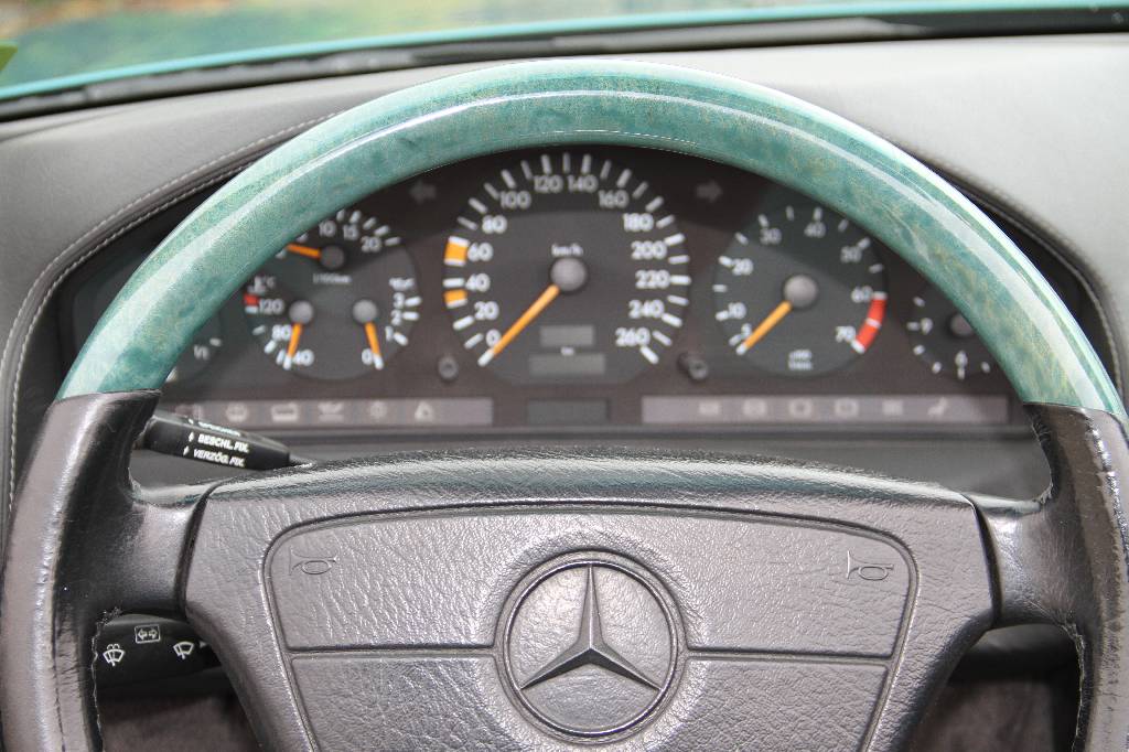Detail g: Mercedes-Benz SL 60 R 129, EZ 06.1995, Laufleistung ca. 199.371 km, 280 kW/ 381 PS, 8-Zylinder, Automatikgetriebe, Douglasgrün metallic, Vollleder ...
