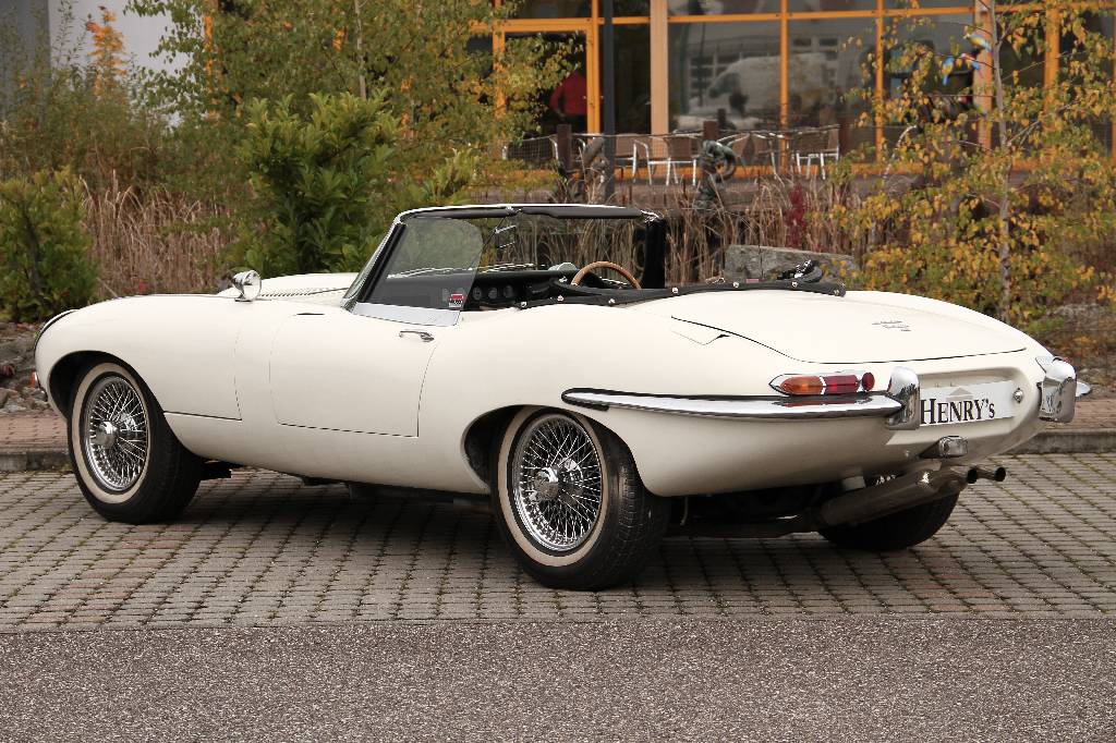 Detail c: Jaguar E-Type Replik, EZ 10.1972, Laufleistung 14.435 miles abgelesen, 154 kW/ 209 PS (laut Schein), 129 kW/ 175 PS (laut Gutachten), 6-Zylinder, ...