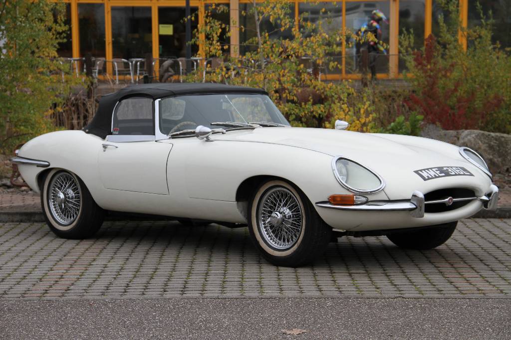 Detail e: Jaguar E-Type Replik, EZ 10.1972, Laufleistung 14.435 miles abgelesen, 154 kW/ 209 PS (laut Schein), 129 kW/ 175 PS (laut Gutachten), 6-Zylinder, ...