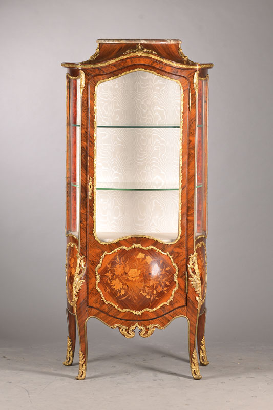Pfeilervitrine, Frankreich, um 1890/1900, Palisander- u. Satinholzfurnier auf Eichekorpus, hochwertiger z.T. nachgestochener Bronzebeschlag, ...