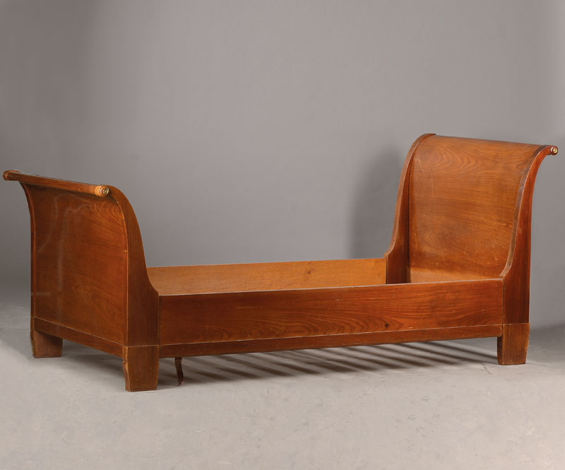 Bett, süddeutsch, um 1880/90, Nussbaum massiv, Eckposten als oktagonaler Schaft mit zierlichen Vasenfialen, Kopf-, Fuß- u. Seitenteile geschweift ...