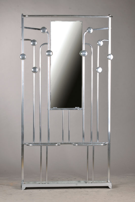 Garderobe, Art-Deco, um 1920/30, Aluminiumgestell, vielfach verstrebt, mittiger Spiegel, Hutablage sowie 10 Haken u. 2 Schirmständer, Alterssp., ca. ...