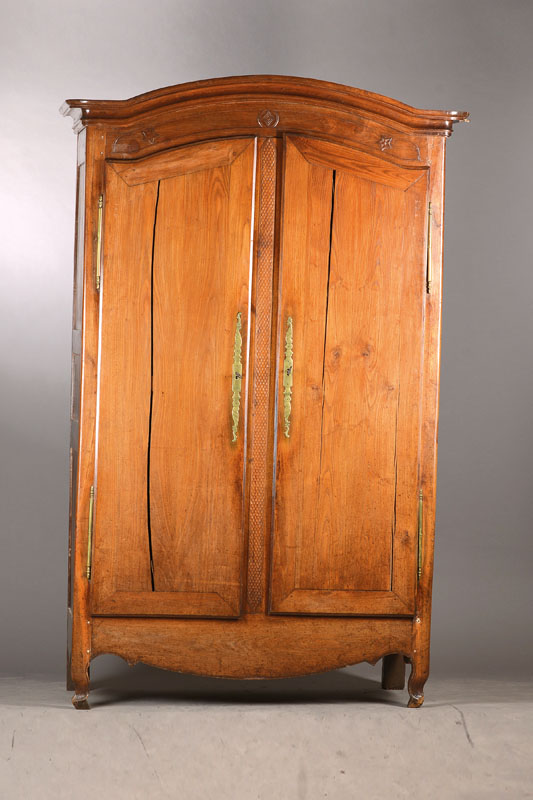 Großer Lothringer Barockschrank, um 1780-1800, Eiche massiv, elegant hochstrebende Form mit aufgesetztem geschweiftem Giebel, sparsame ...