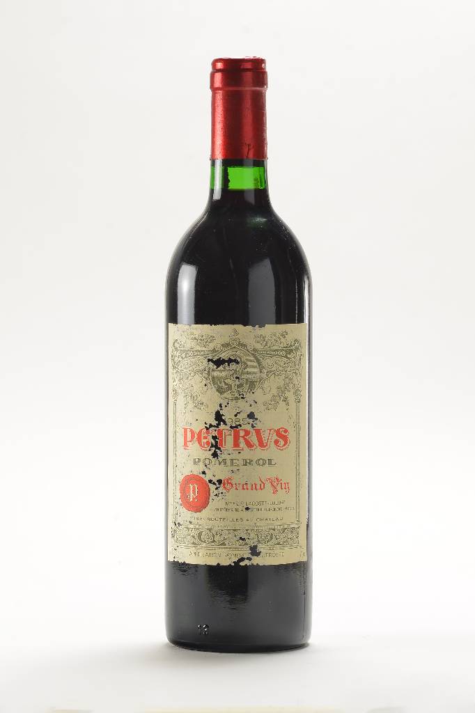 1 Flasche 1985 Chateau Petrus, Pomerol, Grand Vin, ca. 75 cl, into neck, ca. 12,6 % Vol., sehr selten im Angebot, Wachskapsel in sehr gutem Zustand, ...