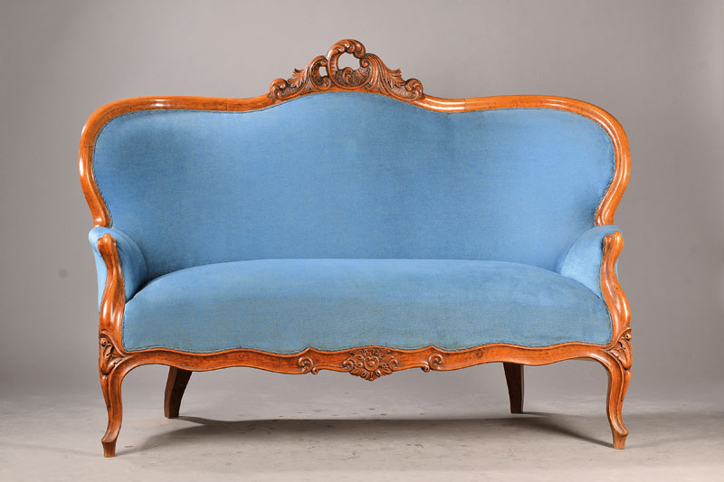 Salonsofa, sog. Canapé Causeeuse, wohl süddeutsch, um 1850/60, Nussbaum furniert, allseitig geschweifte Form, im 2. Rokoko-Stil, Bekrönung mit ...