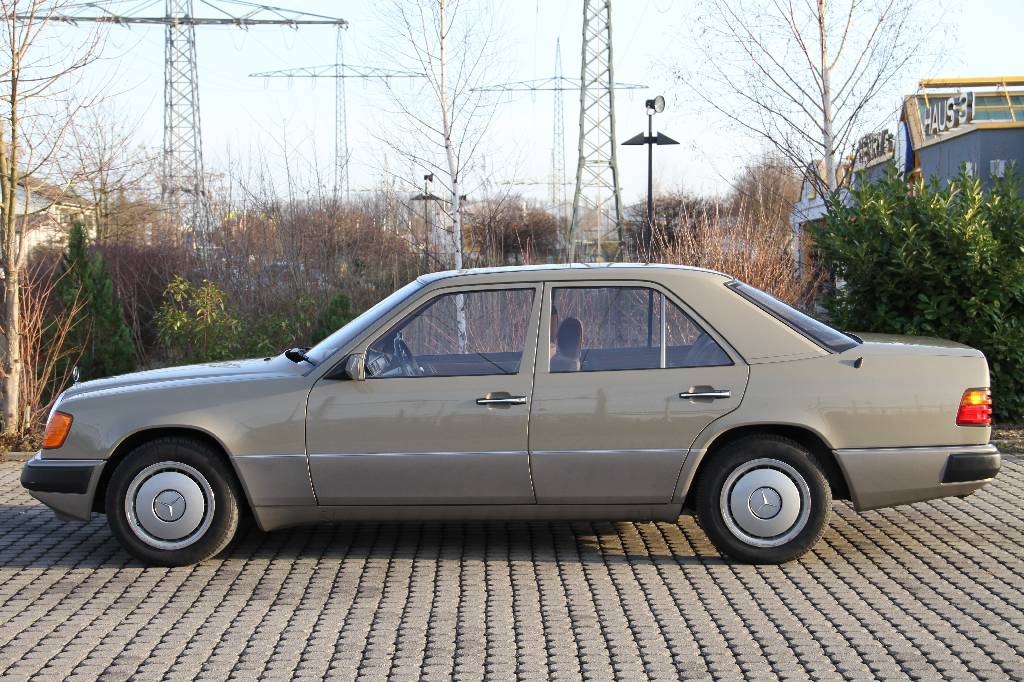 Detail b: Mercedes-Benz 200D W 124, EZ 06.1992, 2. Hand, Laufleistung ca. 108.542 km, 55 kW/ 75 PS, 4-Zylinder, 4-Gang-Schaltgetriebe, Pueblobeige, Stoff ...