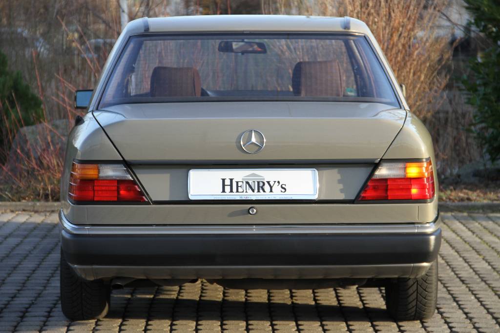 Detail d: Mercedes-Benz 200D W 124, EZ 06.1992, 2. Hand, Laufleistung ca. 108.542 km, 55 kW/ 75 PS, 4-Zylinder, 4-Gang-Schaltgetriebe, Pueblobeige, Stoff ...