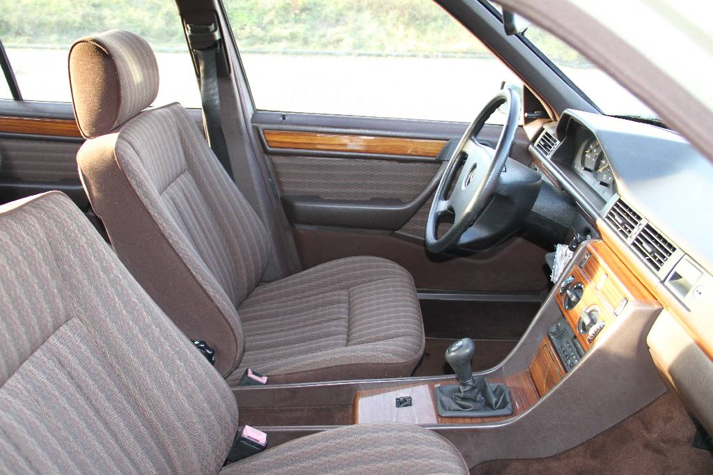 Detail e: Mercedes-Benz 200D W 124, EZ 06.1992, 2. Hand, Laufleistung ca. 108.542 km, 55 kW/ 75 PS, 4-Zylinder, 4-Gang-Schaltgetriebe, Pueblobeige, Stoff ...