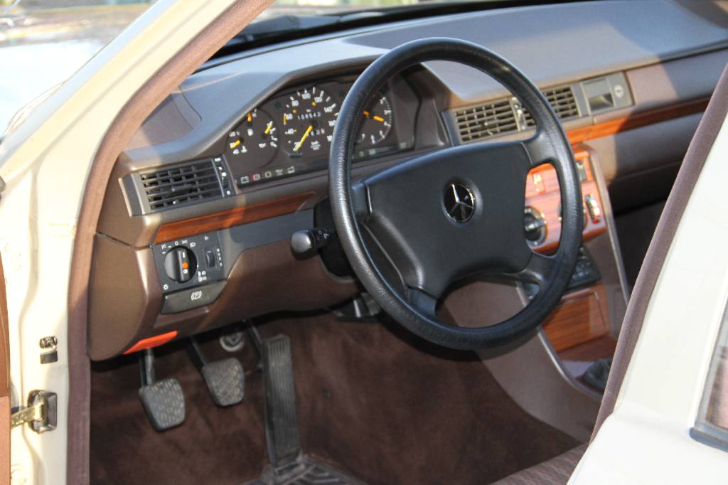 Detail f: Mercedes-Benz 200D W 124, EZ 06.1992, 2. Hand, Laufleistung ca. 108.542 km, 55 kW/ 75 PS, 4-Zylinder, 4-Gang-Schaltgetriebe, Pueblobeige, Stoff ...