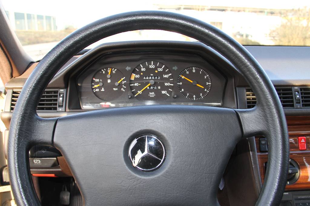 Detail g: Mercedes-Benz 200D W 124, EZ 06.1992, 2. Hand, Laufleistung ca. 108.542 km, 55 kW/ 75 PS, 4-Zylinder, 4-Gang-Schaltgetriebe, Pueblobeige, Stoff ...