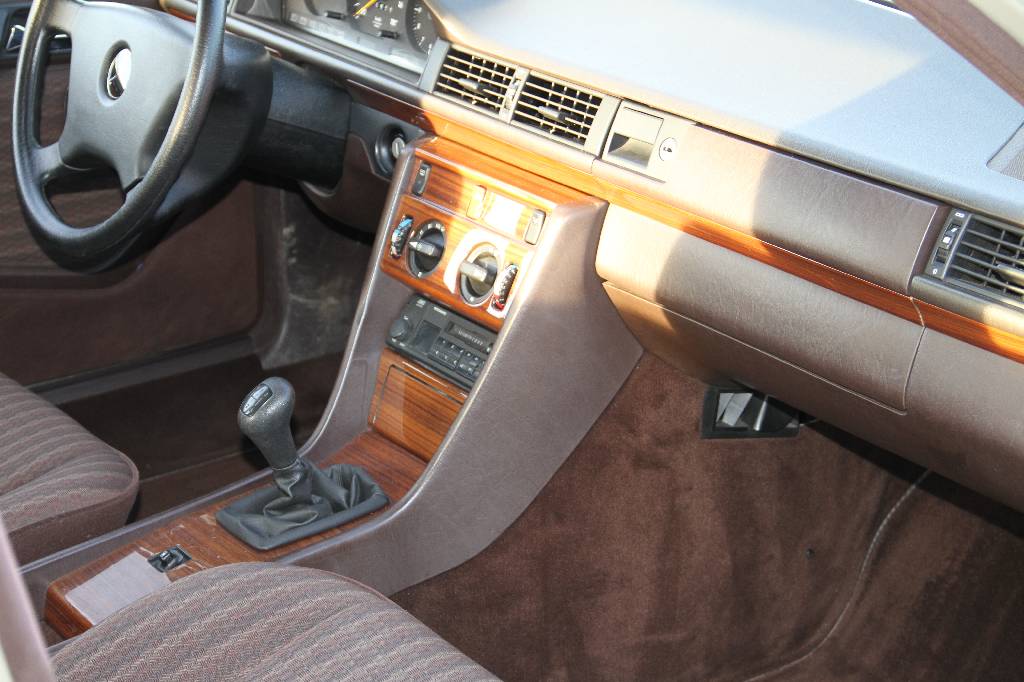 Detail h: Mercedes-Benz 200D W 124, EZ 06.1992, 2. Hand, Laufleistung ca. 108.542 km, 55 kW/ 75 PS, 4-Zylinder, 4-Gang-Schaltgetriebe, Pueblobeige, Stoff ...