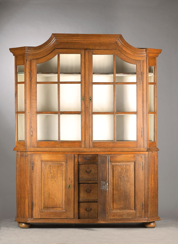 Aufsatzvitrine, sog. Prahlhans, deutsch, um 1820, Eiche massiv, z.T. aus alten Teilen, Aufteilung á deux corps, Vitrinenaufsatz vielfach versproßt ...