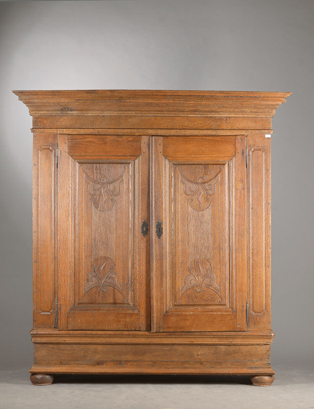Dielenschrank, Hessen wohl Vogelsberg, um 1770, Eiche massiv, Kassetten mit aus dem Vollholz geschnitztem Bandelwerk, z.T. auch gerippt, Innenleben ...