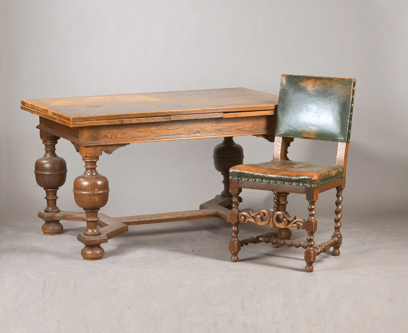 Ausziehtisch mit 4 Stühlen,Gründerzeit um 1890/1900, Eiche massiv u. furniert, im Frühbarockstil 1680/1720, reiche Drechselarbeit mit ...