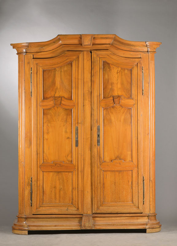 Kleiderschrank, Süddeutsch, um 1770, auf Rahmen gearbeitet, Nussbaum massiv, Kasetten: Nussbaumwurzel gespiegelt verlegt,inder horizontalen jeweils ...