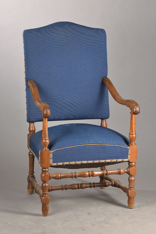 Stuhlsessel, deutsch, um 1880/90, Nach dem Barockvorbild von 1740, Nussbaum massiv, Akanthusblattverzierung, Unterbau in Drechselarbeit, Bezüge u. ...