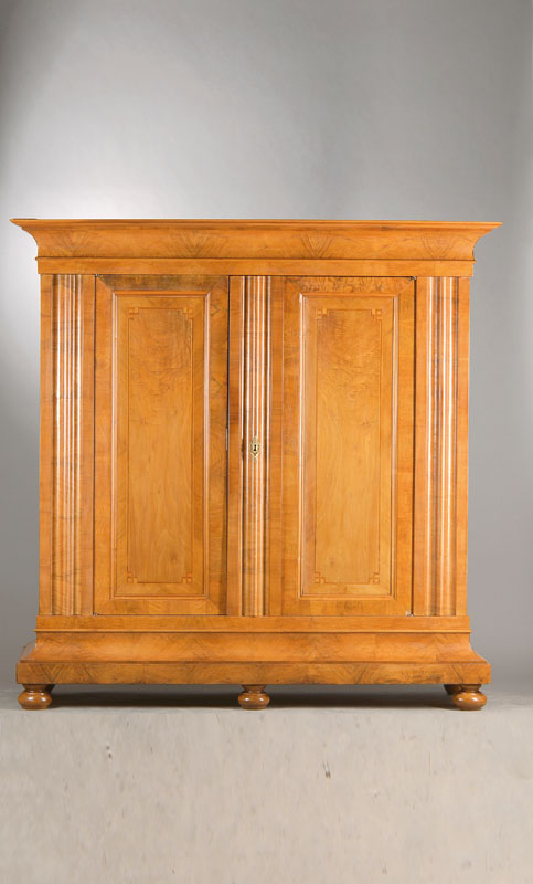 Halbwellenschrank, wohl Zürich, um 1770, Nussbaum - u. Wurzelnussfurnier auf Weichholzkorpus, Gesims u. Sockel mit starker Hohlkehle, Türen auf ...