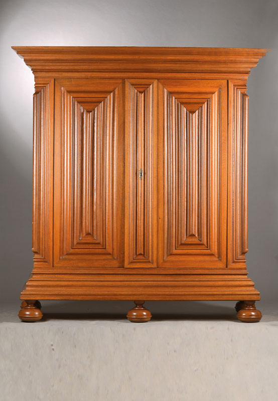 Nasenschrank, Hessen, wohl Frankfurt, um 1760, Eiche auf Weichholz, Gesims, Sockel u. Türfüllungen überreich profiliert, seitl. Nasen sehr ...