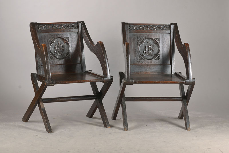 Paar Stühle, Jugendstil, um 1910, Eiche massiv, Rückenlehne mit Laubwerkschnitzerei u. Medaillon mit verschlungenem Monogramm. sehr dekorativ, ...