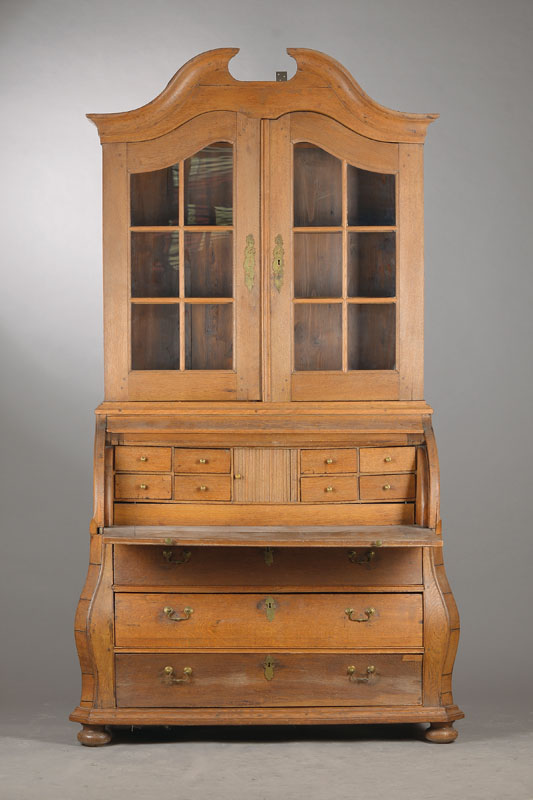 Aufsatzrollsekretär, wohl Holland/nordwestdeutsch, um 1850/60, Eiche massiv, Aufteilung á deux corps, Kommode mit typisch gebauchten Ecken u. ...